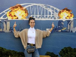 Poster Jembatan Crimea Meledak Jadi Sasaran Selfie Warga Ukraina