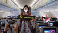 Acara Fashion Show tersebut digelar bertepatan dengan peluncuran rute baru maskapai Batik Air tujuan Samarinda dan Pekanbaru, serta penambahan frekuensi terbang ke Medan Kualanamu (KNO), Surabaya Juanda (SUB) dan Yogyakarta Kulonprogo (YIA) dari Bandara Internasional Halim Perdanakusuma (HLP) di Jakarta. (dok. Batik Air)