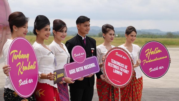 Pada peringatan Hari Batik Nasional 2022 yang jatuh 2 Oktober lalu, maskapai Batik Air ternyata menggelar acara Fashion Show di ketinggian 35.000 kaki. Acara tersebut digelar dengan tema Ikon Kebanggaan Indonesia. (dok. Batik Air)