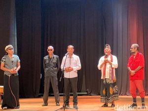 Jokowi-Seniman Surabaya Doakan Korban Kanjuruhan