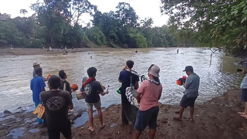 Prosesi mendak dengan gamelan yang dilaksanakan keluarga korban diduga hanyut di jembatan Tukad Yeh Ho, Tabanan, Minggu (9/10/2022) sore. (chairul amri simabur/detikBali)