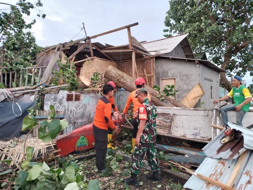 Puluhan rumah warga di Desa Tanjung Luar dihantam angin puting beliung, 94 rumah warga rusak.