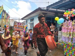Tokoh Adat Desa Pegayaman, Ketut Muhammad Soeharto mengatakan, perayaan Maulid Nabi di desanya sangatlah unik. Sebab menggunakan sistem adat Bali, seperti penapean, penyajaan, penambahan, rahinan, dan umanis. Di mana, Tradisi Sokok Taluh merupakan perayaan puncak Maulid Nabi atau dalam sistem adat Bali dikenal dengan rahinan. Foto: Made Wijaya Kusuma