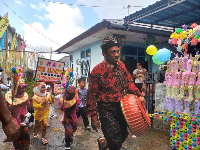 Puncak Maulid Nabi Tradisi Muludan Sokok, di Desa Pegayaman, Buleleng, Bali, Minggu (9/10/2022).