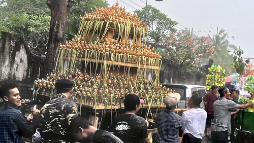 Puncak Maulid Nabi Tradisi Muludan Sokok, di Desa Pegayaman, Buleleng, Bali, Minggu (9/10/2022).