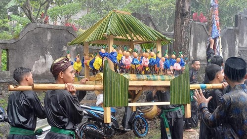 Puncak Maulid Nabi Tradisi Muludan Sokok, di Desa Pegayaman, Buleleng, Bali, Minggu (9/10/2022).