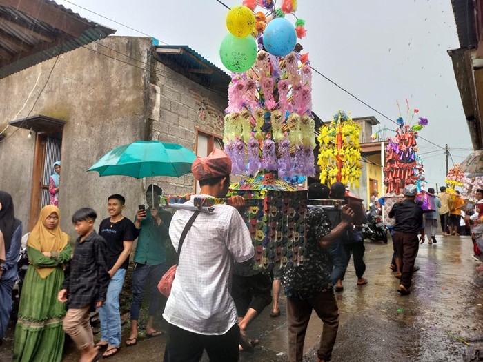 Puncak Maulid Nabi Tradisi Muludan Sokok, di Desa Pegayaman, Buleleng, Bali, Minggu (9/10/2022).