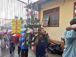 Warga mulai berkumpul dan membawa Sokok Taluh yang telah dibuat ke masjid sejak pukul 14.00 Wita. Sokok Taluh dijajarkan di depan masjid, sembari menunggu pawai dimulai. Foto: Made Wijaya Kusuma