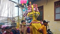 Sekitar pukul 15.30 Wita, pawai keliling desa pun dimulai. Masing-masing Sokok Taluh digotong beberapa peserta pawai. Foto: Made Wijaya Kusuma