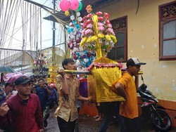 Sekitar pukul 15.30 Wita, pawai keliling desa pun dimulai. Masing-masing Sokok Taluh digotong beberapa peserta pawai. Foto: Made Wijaya Kusuma