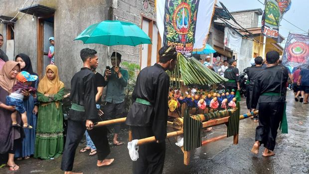 Puncak Maulid Nabi Tradisi Muludan Sokok, di Desa Pegayaman, Buleleng, Bali, Minggu (9/10/2022).