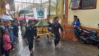 Menariknya, peserta pawai menggunakan atribut sesuai organisasi yang diikuti, misalnya menggunakan pakaian silat. Foto: Made Wijaya Kusuma