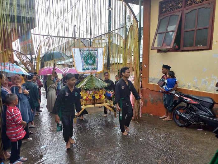 Puncak Maulid Nabi Tradisi Muludan Sokok, di Desa Pegayaman, Buleleng, Bali, Minggu (9/10/2022).