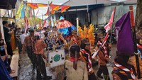 Peserta Pawai Sokok Taluh perayaan Maulid Nabi di Pegayaman juga ada yang memakai pakaian pramuka. Pawai pun diiringi berbagai kesenian daerah, seperti kesenian burdah. Foto: Made Wijaya Kusuma