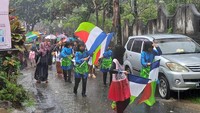 Pada pertengahan pawai, warga dimanjakan sebanyak 13 atraksi budaya. Setelah kembali ke masjid, Sokok Taluh dibongkar dan dibagikan kepada masyarakat. Foto: Made Wijaya Kusuma
