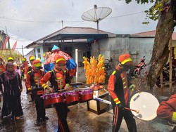 Perayaan Maulid Nabi Muhammad di Pegayaman juga diiringi marching band untuk memeriahkan suasana. Foto: Made Wijaya Kusuma