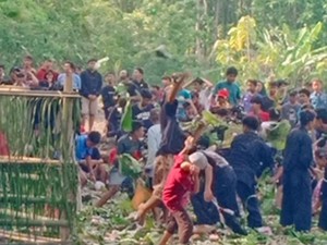 Ratusan Warga Ngawi Gelar Ritual Perang Nasi untuk Tolak Balak