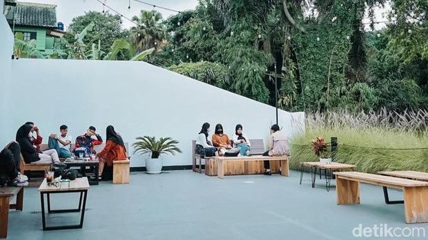 Sensasi ngopi unik di atas Jaring di kafe Sukabumi.