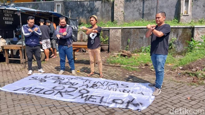 Spanduk provokatif yang disita Aremania