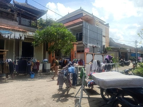 Suasana di Jalan Pura Demak Gang I Denpasar, Bali Minggu (9/10/2022) pasca kejadian banjir Sabtu (8/10/2022).
