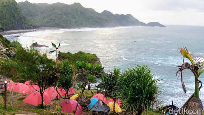 Suasana di Pantai Menganti, Kebumen.