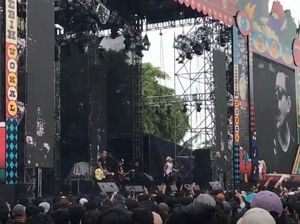 Keasyikan Superman is Dead Nyanyi Bareng Fans di Panggung Synchronize Fest