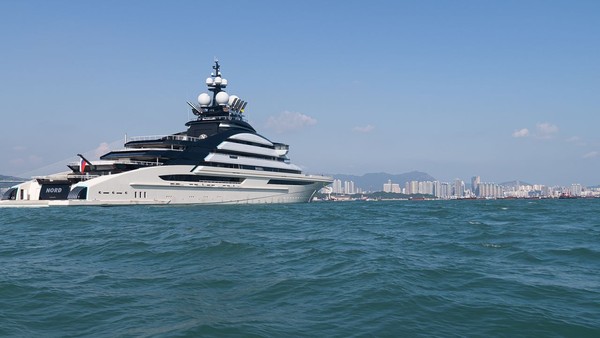 Sebuah superyacht yang terkait oligarki Rusia, Nord, secara misterius telah berlabuh di Hong Kong. Kendaraan mewah itu jadi salah satu yang terkena sanksi barat. Sebuah superyacht yang terkait oligarki Rusia, Nord, secara misterius telah berlabuh di Hong Kong. Kendaraan mewah itu jadi salah satu yang terkena sanksi barat.
