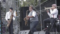 Sentimental Moods tampil sangat ciamik di Lake Stage. Sentimental Moods merupakan band Ska asal Jakarta. (Foto: Grandyos Zafna/detikcom)