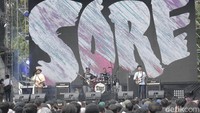 Sore menampilkan sejumlah lagu karya mereka seperti Karolina, Sssst, Pergi Tanpa Pesan dan masih banyak lagi. (Foto: Grandyos Zafna/detikcom)