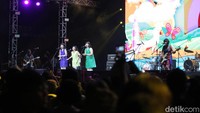 Payung Teduh reuni dengan Pusakata merupakan salah satu band yang sangat ditunggu-tunggu oleh para penonton di hari kedua. (Foto: Grandyos Zafna/detikcom)