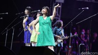 Lautan manusia tampak terlihat saat mereka menguasai panggung. (Foto: Grandyos Zafna/detikcom)