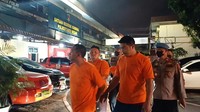 3 oknum polisi yang berniat mencuri motor warga dengan COD ditetapkan tersangka. Mereka pun memakain baju tahanan (Goklas Wisely/detikSumut)