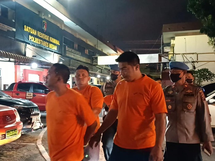 Tiga oknum polisi yang berniat mencuri motor warga dengan COD ditetapkan tersangka. Foto: Goklas Wisely/detikSumut