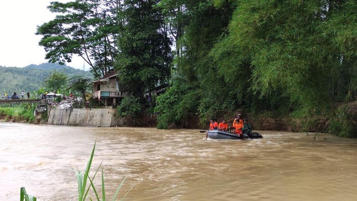 Tim Gabungan Lanjut Pencarian Remaja Pacitan Hanyut di Sungai