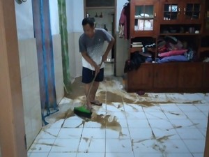 Banjir di Bayah Banten Surut, Warga Mulai Bersih-bersih