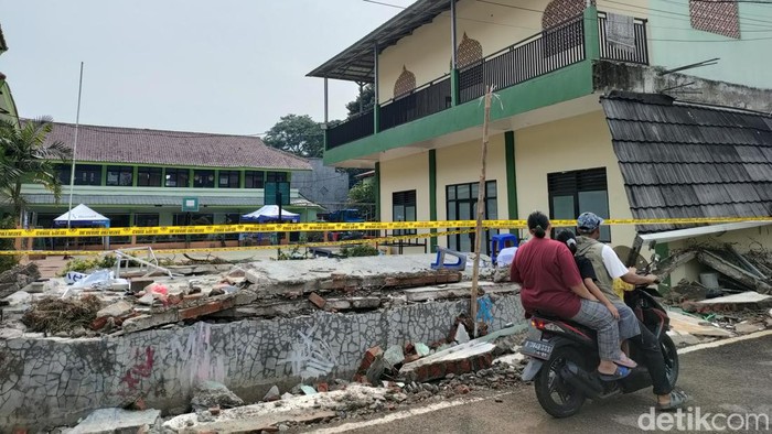 Warga datangi MtsN 19 Jakarta (Dwi Rahmawati/detikcom)