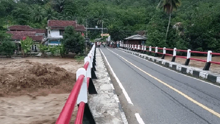 Warga perbatasan Sukabumi-Banten cemas setelah debit air sungai Cibareno meningkat.