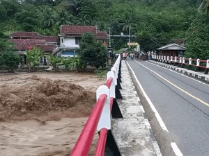 2 Rumah Warga Sukabumi Hanyut Imbas Luapan Sungai Cibareno