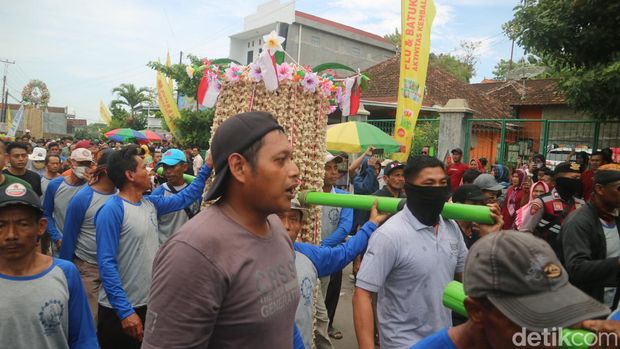 Warga Sukolilo,Kabupaten Pati, mengarak gunungan dalam tradisi Meron, Minggu (9/10/2022).