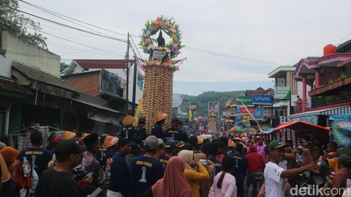 Warga Sukolilo,Kabupaten Pati, mengarak gunungan dalam tradisi Meron, Minggu (9/10/2022).