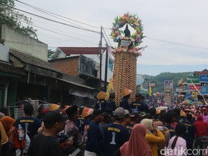 Meriahnya Arak-arakan Meron Peringati Maulid Nabi di Sukolilo Pati