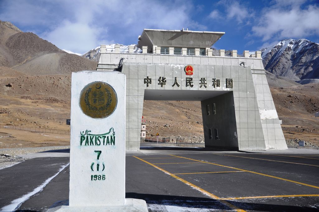 Khunjerab Pass, perbatasan Paksitan-China yang berada di ketinggian 4.693 Mdpl