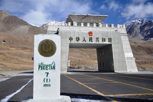 Mesin ATM ini berada di perbatasan Pakistan-China. Jadi yang menggunakan ATM ini adalah penjaga perbatasan hingga wisatawan. (dok Istock)