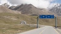 Tentu bukan hal yang mudah membangun ATM di ketinggian super ini. Butuh waktu empat bulan. Sedangkan lokasi bank NBP terdekat jaraknya 87 Km di Sost. : (dok Istock)