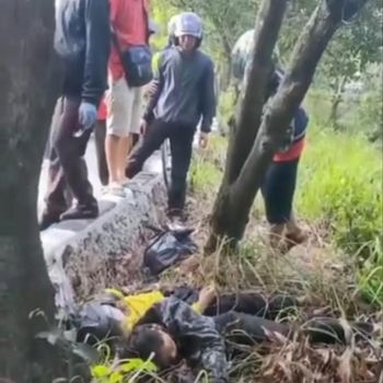 2 Pemuda di Makassar tertidur pulas di semak-semak dekat bahu jalan.