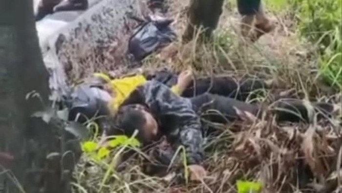 2 Pemuda di Makassar tertidur pulas di semak-semak dekat bahu jalan.