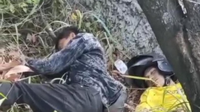 2 Pemuda di Makassar tertidur pulas di semak-semak dekat bahu jalan.