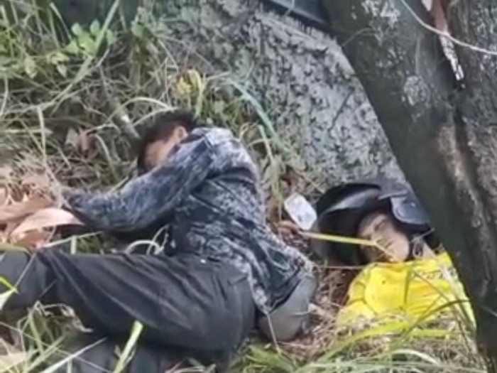 2 Pemuda di Makassar tertidur pulas di semak-semak dekat bahu jalan.