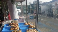 Pondok Cakwe di Pondok Kopi Raya setiap sore selalu dipenuhi banyak orang. Selain menjual cakwe enak, ada menu kue bantal klasik hingga pisang goreng krispi lho di sini. Harganya dari Rp 5.000. Foto: Instagram Shop/Site