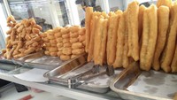 Terakhir ada Cakue Medan 58 di daerah Cipete Utara, Jakarta Selatan. Menunya ada cakwe, kue bantal hingga donat, kisaran harganya sekitar Rp 5.000.  Foto: Instagram Shop/Site